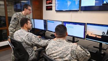 Funcionarios FACh en el Centro Control de Misiones Chile (CHMCC)