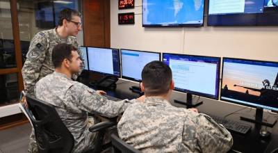 Funcionarios FACh en el Centro Control de Misiones Chile (CHMCC)