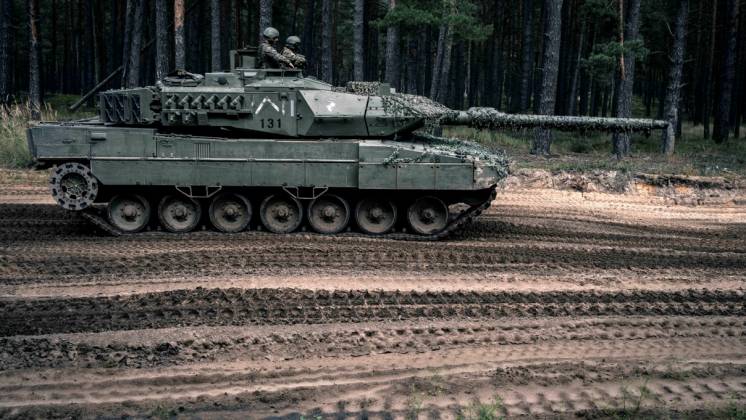 Uno de los carros de combate espa�oles Leopardo 2E desplegados en Letonia. (foto NATO Multinational Brigade Latvia)