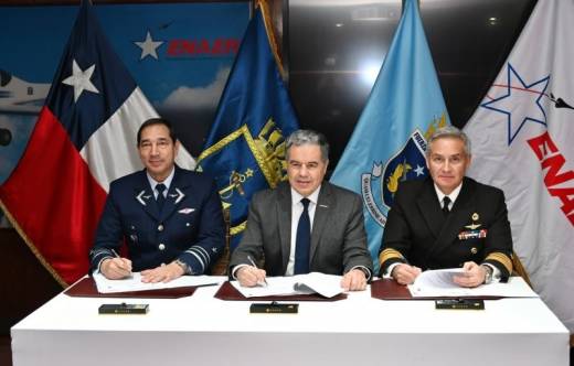 (Izquierda a derecha) General de Aviaci�n Miguel Stange, Comandante del Comando Log�stico de la FACh, Henry Cleveland, Director Ejecutivo de ENAER y Vicealmirante C�sar Delgado, Director General de los Servicios de la Armada.