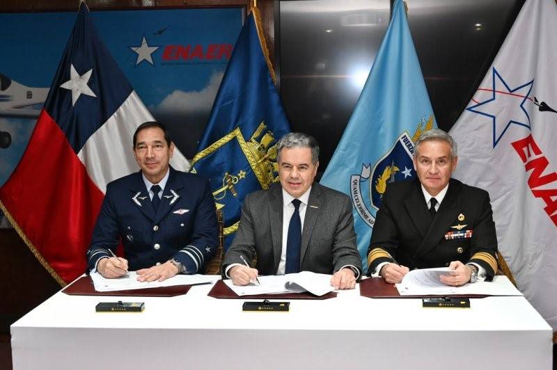 (Izquierda a derecha) General de Aviaci�n Miguel Stange, Comandante del Comando Log�stico de la FACh, Henry Cleveland, Director Ejecutivo de ENAER y Vicealmirante C�sar Delgado, Director General de los Servicios de la Armada.