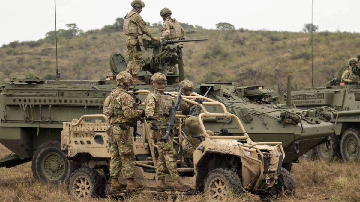 Dimensiones de un 8x8 Stryker y un pequeño Polaris de los Comandos. Dimensiones de un 8x8 Stryker y un pequeño Polaris de los Comandos.
