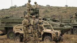 Dimensiones de un 8x8 Stryker y un peque�o Polaris de los Comandos.
