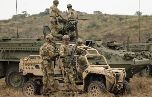 Dimensiones de un 8x8 Stryker y un peque�o Polaris de los Comandos.