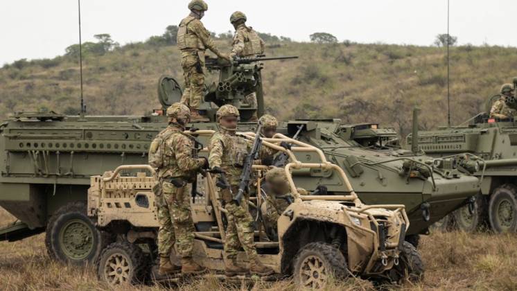 Dimensiones de un 8x8 Stryker y un peque�o Polaris de los Comandos.