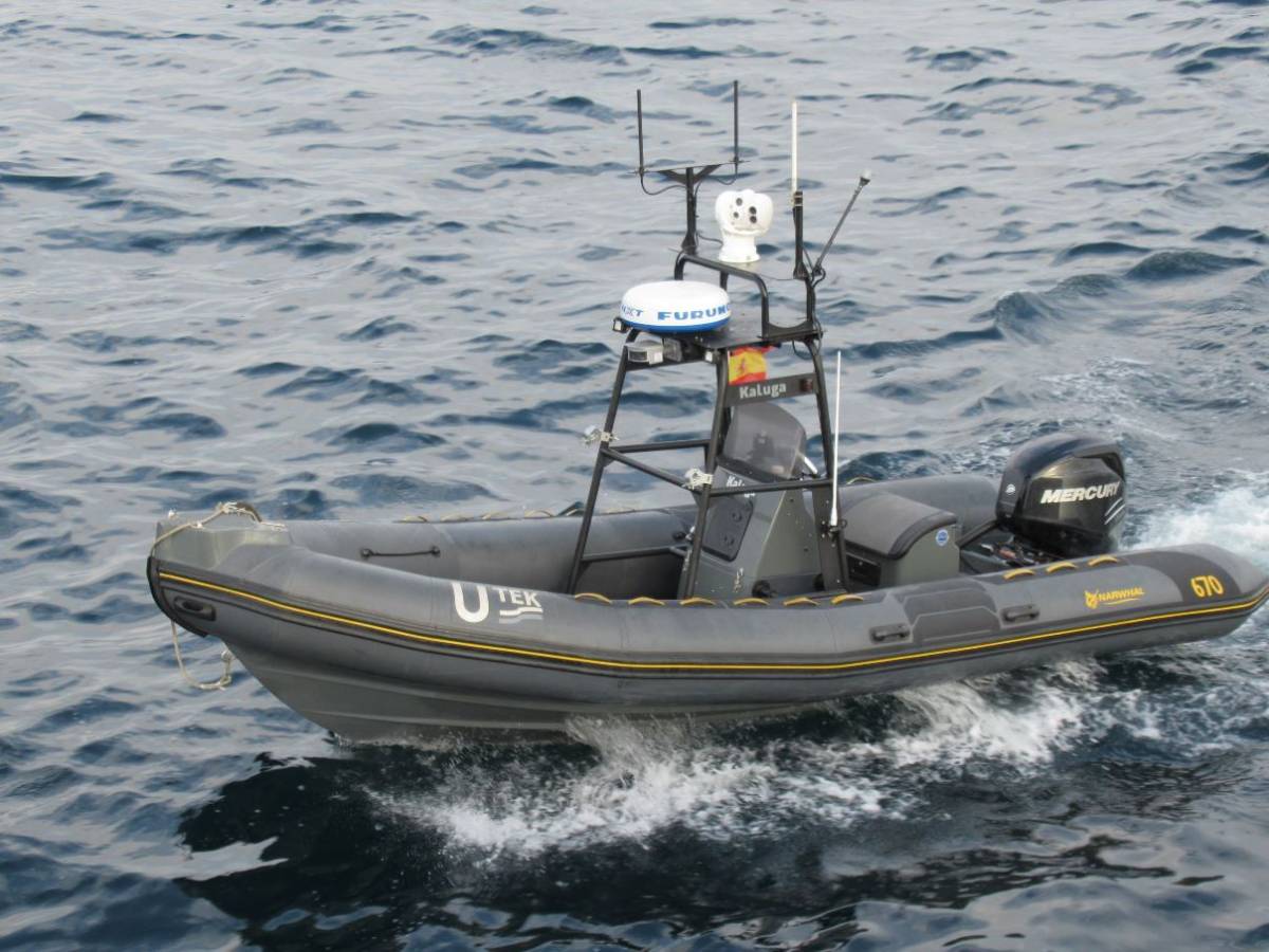 USV Kaluga de UTEK durante un ejercicio junto al BAM Tornado de la Armada (autor) USV Kaluga de UTEK durante un ejercicio junto al BAM Tornado de la Armada (autor)