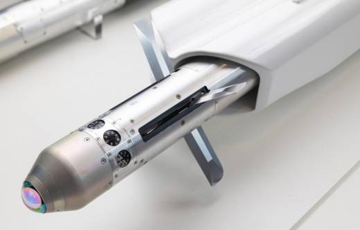 El cohete guiado por l�ser LGR275 de 70 mm puede enfrentar tanto las amenazas aire-aire como batir objetivos terrestres. (Thales)