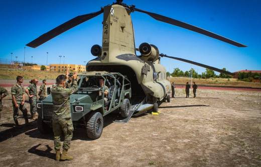 Pruebas de embarque de un VLOE Net�n en un CH-47F de las FAMET.  (foto BRIPAC)