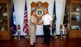 Capit�n Brian Bungay, comandante de la Base Naval de San Diego (NBSD), saluda al capit�n de la Armada de Chile, Federico Cavada, comandante de la fragata FF-05 Almirante Cochrane (Foto: Dvids)