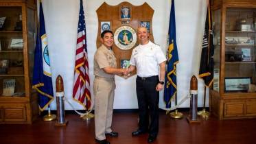 Capit�n Brian Bungay, comandante de la Base Naval de San Diego (NBSD), saluda al capit�n de la Armada de Chile, Federico Cavada, comandante de la fragata FF-05 Almirante Cochrane (Foto: Dvids)