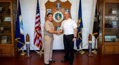 Capit�n Brian Bungay, comandante de la Base Naval de San Diego (NBSD), saluda al capit�n de la Armada de Chile, Federico Cavada, comandante de la fragata FF-05 Almirante Cochrane (Foto: Dvids)