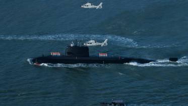 El submarino �Hangor� llegando a Karachi, escoltado por dos helic�pteros navales Harbin Z-9. (foto Pakistan Navy)
