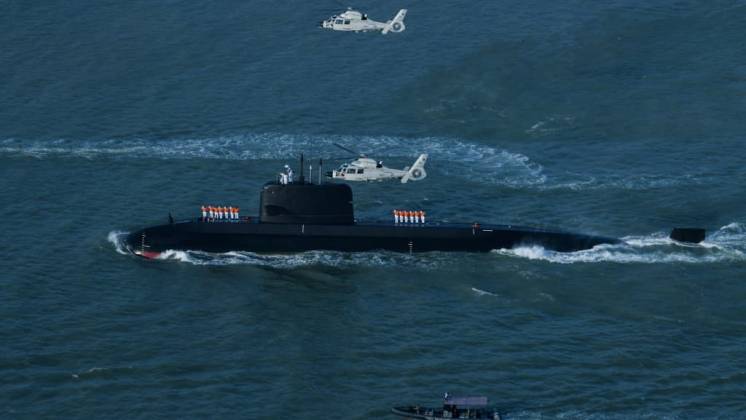 El submarino �Hangor� llegando a Karachi, escoltado por dos helic�pteros navales Harbin Z-9. (foto Pakistan Navy)