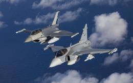 F-16/D Block 50 de la FACh con misiles AIM-120/C7 Amraam junto al Gripen/E de la FAB con los misiles IRIS-T y Meteor en Cruzex 2024 (Foto: FAB) 