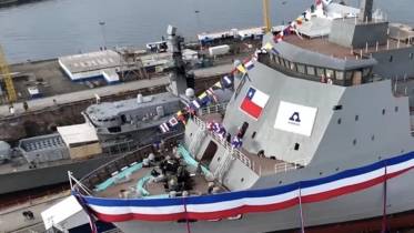 Fragata FF-06 Almirante Condell con sus lanzadores Harpoon RGM-84D ocultos durante la botadura del LPD-93 Magallanes.