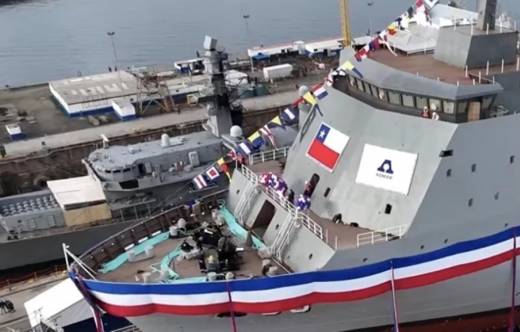 Fragata FF-06 Almirante Condell con sus lanzadores Harpoon RGM-84D ocultos durante la botadura del LPD-93 Magallanes.