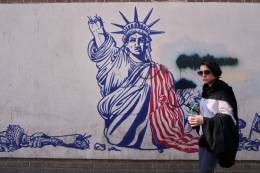 Una mujer pasa junto a un mural antiestadounidense en la pared de la antigua embajada de Estados Unidos, ahora convertida en museo, en Teher�n. (Fuente: Vahid salemi, ap photo/vahid salemi)