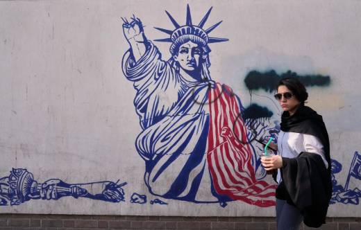 Una mujer pasa junto a un mural antiestadounidense en la pared de la antigua embajada de Estados Unidos, ahora convertida en museo, en Teher�n. (Fuente: Vahid salemi, ap photo/vahid salemi)