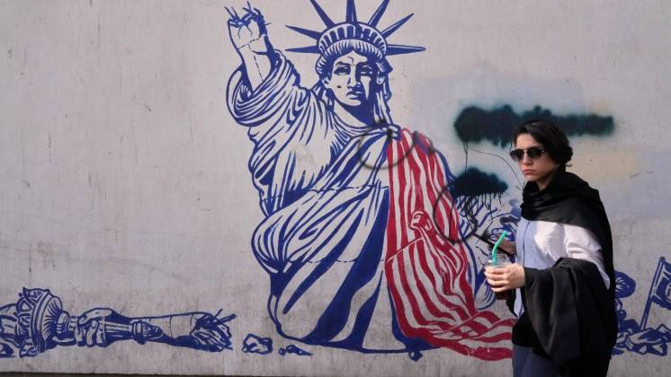 Una mujer pasa junto a un mural antiestadounidense en la pared de la antigua embajada de Estados Unidos, ahora convertida en museo, en Teher�n. (Fuente: Vahid salemi, ap photo/vahid salemi)