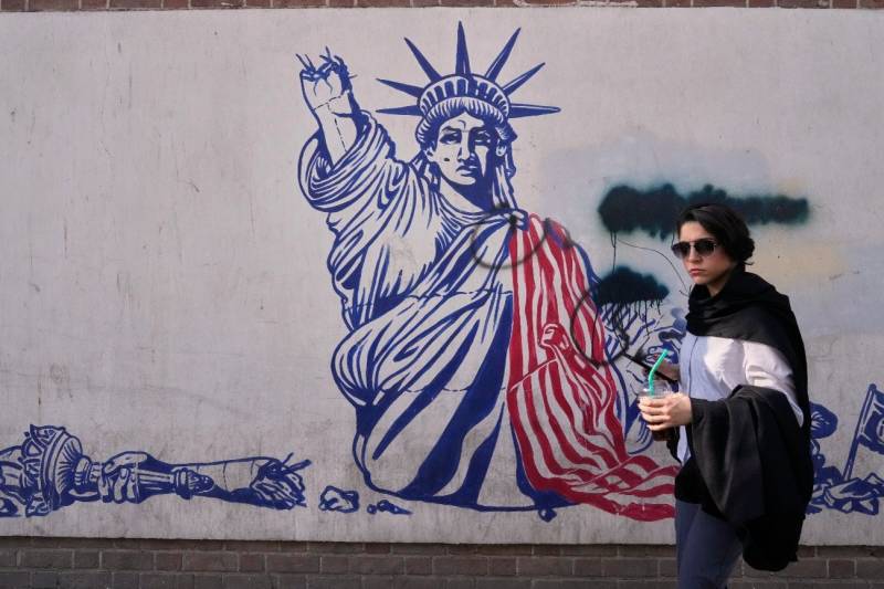 Una mujer pasa junto a un mural antiestadounidense en la pared de la antigua embajada de Estados Unidos, ahora convertida en museo, en Teher�n. (Fuente: Vahid salemi, ap photo/vahid salemi)
