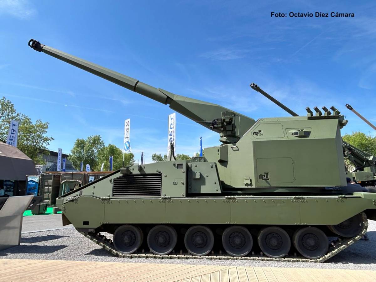 La artillería autopropulsada RCH 155 LORAS combina largo alcance y potencial de uso con control a distancia. (Octavio Díez Cámara La artillería autopropulsada RCH 155 LORAS combina largo alcance y potencial de uso con control a distancia. (Octavio Díez Cámara
