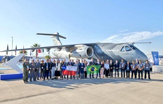 KC-390 Millennium de Embraer junto a su comitiva y personal de la Fuerza A�rea de Chile (FACh) en FIDAE 2026. (Foto: Embraer)