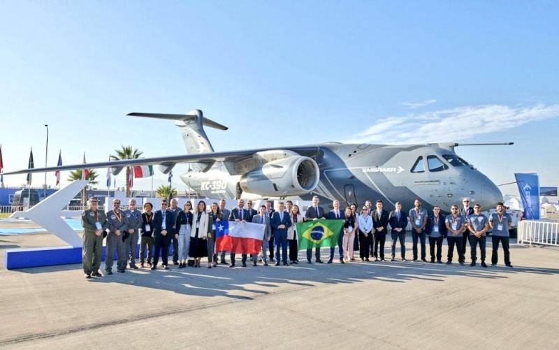 KC-390 Millennium de Embraer junto a su comitiva y personal de la Fuerza Aérea de Chile (FACh) en FIDAE 2026. (Foto: Embraer) KC-390 Millennium de Embraer junto a su comitiva y personal de la Fuerza Aérea de Chile (FACh) en FIDAE 2026. (Foto: Embraer)