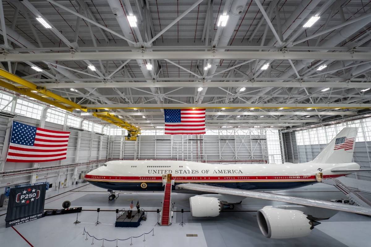 Vista lateral del nuevo VC-25B de la USAF, tras su transformación por L3Harris en Texas. (foto USAF) Vista lateral del nuevo VC-25B de la USAF, tras su transformación por L3Harris en Texas. (foto USAF)