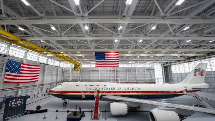 Vista lateral del nuevo VC-25B de la USAF, tras su transformaci�n por L3Harris en Texas. (foto USAF)