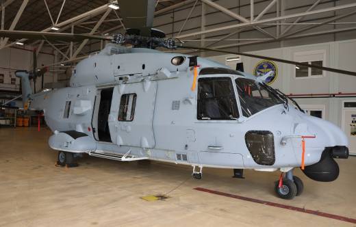 El cuarto NH90 de la Armada en el hangar de la Decimocuarta Escuadrilla en la Base Naval de Rota. (foto Julio Ma�z)