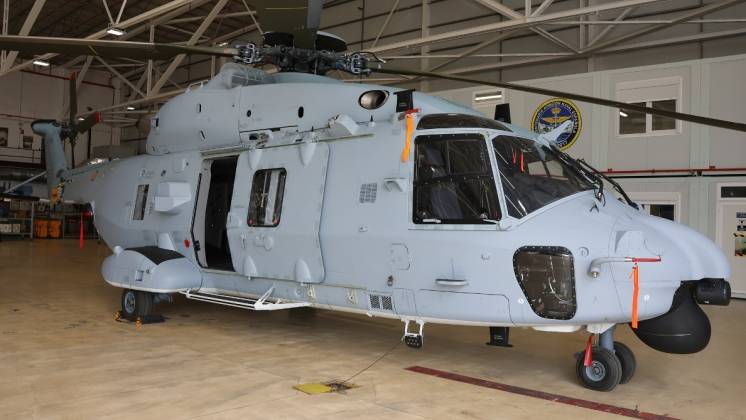 El cuarto NH90 de la Armada en el hangar de la Decimocuarta Escuadrilla en la Base Naval de Rota. (foto Julio Ma�z)