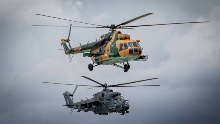 Vuelo en formaci�n final de un Mi-17 (arriba) y Mi-24, durante la ceremonia de despedida de ambos modelos.  (Foto Magyar Honv�ds�g) 
