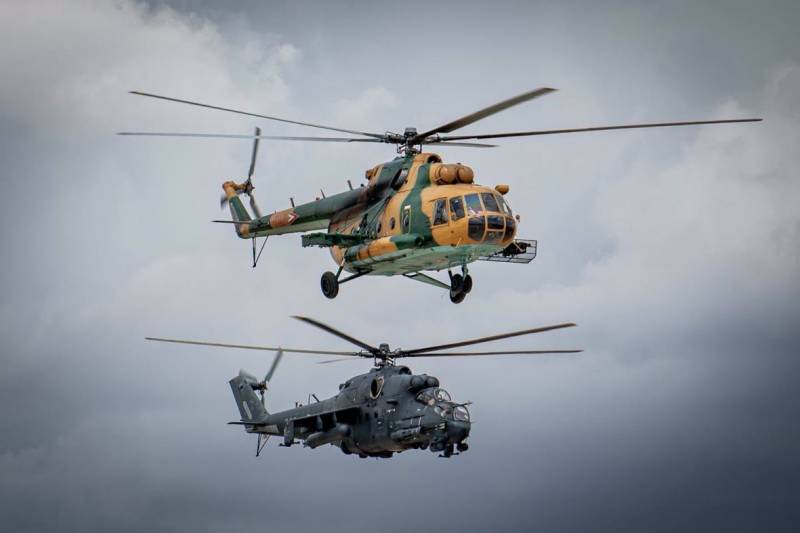 Vuelo en formaci�n final de un Mi-17 (arriba) y Mi-24, durante la ceremonia de despedida de ambos modelos.  (Foto Magyar Honv�ds�g) 