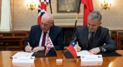 Subsecretario de Defensa de Chile, Rodrigo �lvarez, y el Ministro de Estado para Defensa del Reino Unido, Lord Vernon Coaker firman acuerdo bilateral.
