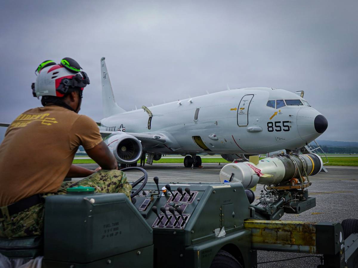 Un armero del Escuadr�n VP- 26 traslada un torpedo antisubmarino Mark 54 �lightweight� a unos de los P-8A Poseidon de la Unidad en la Base A�rea de Kadena (Okinawa-Jap�n). (foto US Navy-William Bennett IV) 