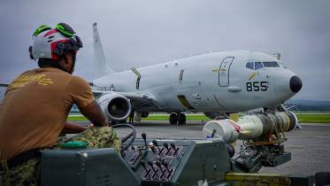 Un armero del Escuadr�n VP- 26 traslada un torpedo antisubmarino Mark 54 �lightweight� a unos de los P-8A Poseidon de la Unidad en la Base A�rea de Kadena (Okinawa-Jap�n). (foto US Navy-William Bennett IV) 