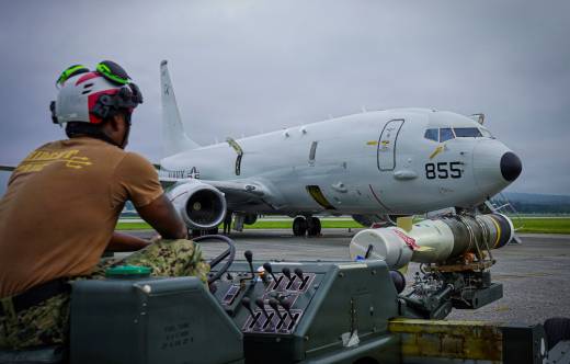 Un armero del Escuadr�n VP- 26 traslada un torpedo antisubmarino Mark 54 �lightweight� a unos de los P-8A Poseidon de la Unidad en la Base A�rea de Kadena (Okinawa-Jap�n). (foto US Navy-William Bennett IV) 