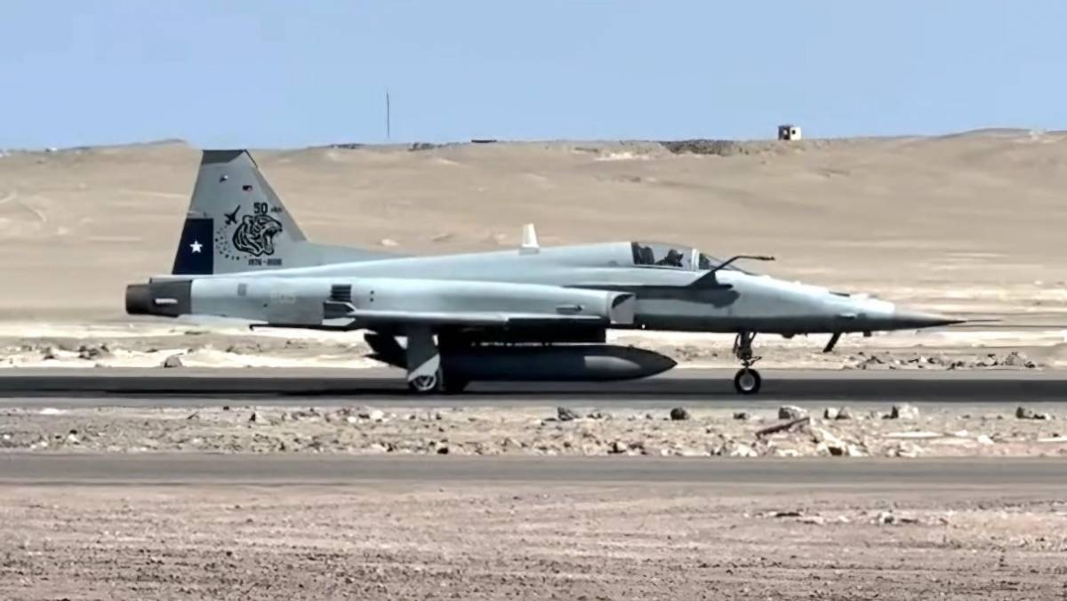 Caza F-5 Tiger III de la FACh con nueva insignia en el tim�n de cola por sus 50 a�os en Chile (Foto: Alejandro Santander)