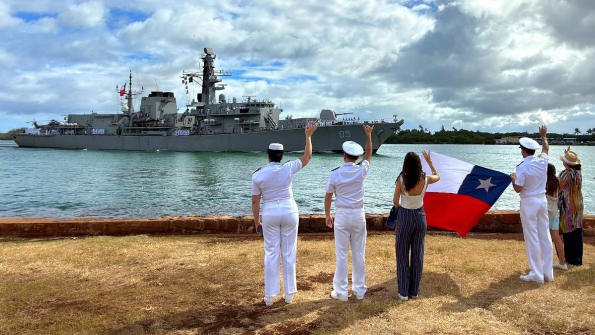 Fragata FF-05 �Almirante Cochrane ingresando a la Base Conjunta Pearl Harbor-Hickam.