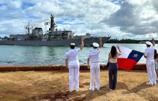 Fragata FF-05 �Almirante Cochrane ingresando a la Base Conjunta Pearl Harbor-Hickam.