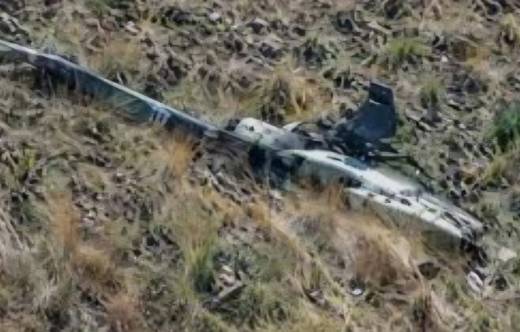 La Cessna FAB-409 de la Fuerza A�rea Boliviana se estrell� en el Cerro Sayari durante una misi�n de acci�n c�vica. Foto MINDEF.