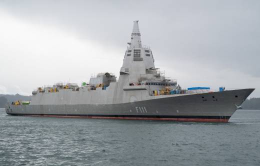 La F-111 ya en el mar. Destaca el m�stil integrado de sensores con el radar SPY-7 (Navantia)