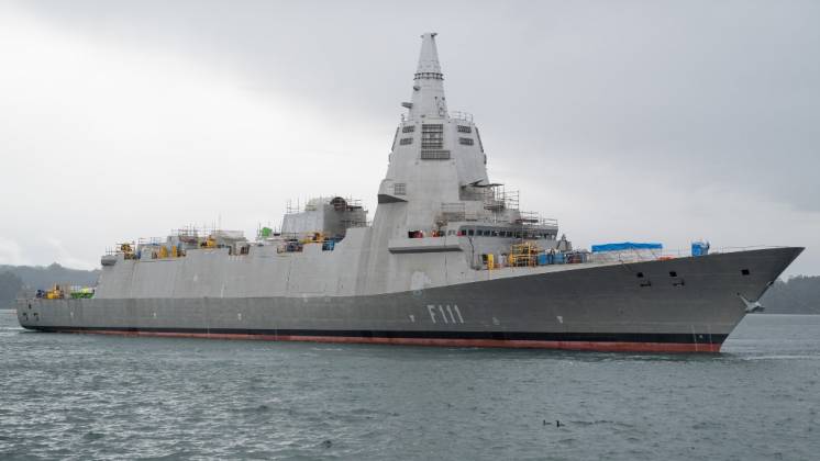 La F-111 ya en el mar. Destaca el m�stil integrado de sensores con el radar SPY-7 (Navantia)