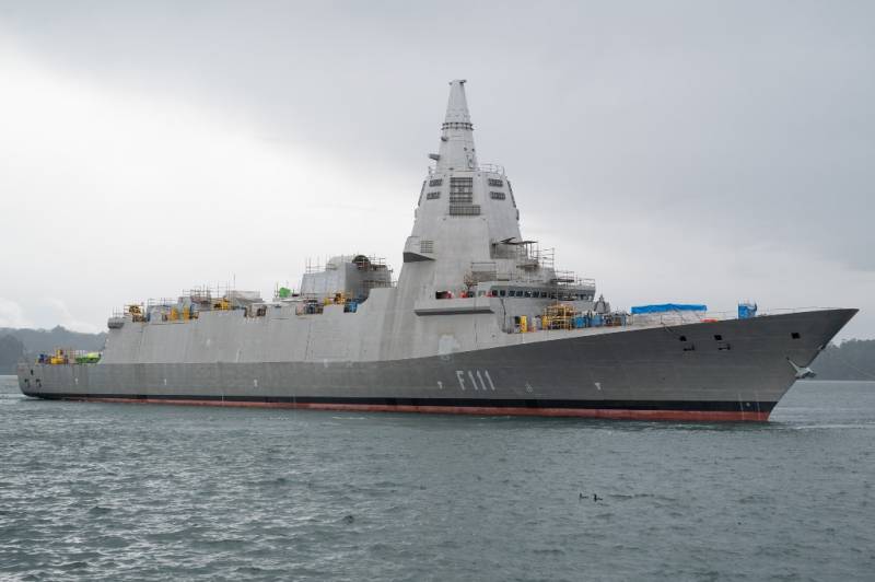 La F-111 ya en el mar. Destaca el m�stil integrado de sensores con el radar SPY-7 (Navantia)