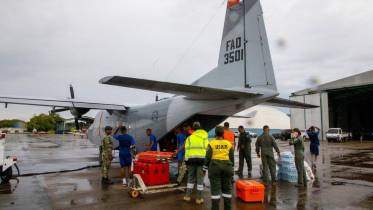 Rescatistas del CEMED de Rep�blica Dominicana completan la carga de un avi�n de transporte Casa 212-400 que los desplegar� en Venezuela. (Cr�ditos: Ministerio de Defensa Rep. Dominicana)
