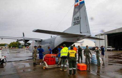 Rescatistas del CEMED de Rep�blica Dominicana completan la carga de un avi�n de transporte Casa 212-400 que los desplegar� en Venezuela. (Cr�ditos: Ministerio de Defensa Rep. Dominicana)