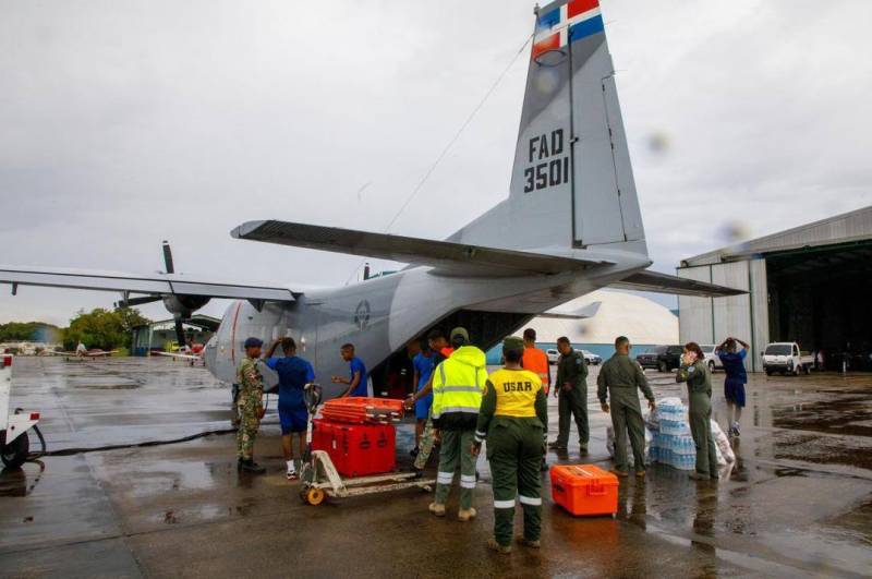 Rescatistas del CEMED de Rep�blica Dominicana completan la carga de un avi�n de transporte Casa 212-400 que los desplegar� en Venezuela. (Cr�ditos: Ministerio de Defensa Rep. Dominicana)