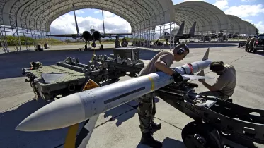 Misiles AMRAAM para la Fuerza A�rea Argentina. Foto: Tech. Sgt. Shane A. Cuomo, U.S. Air Force