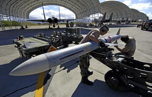 Misiles AMRAAM para la Fuerza A�rea Argentina. Foto: Tech. Sgt. Shane A. Cuomo, U.S. Air Force