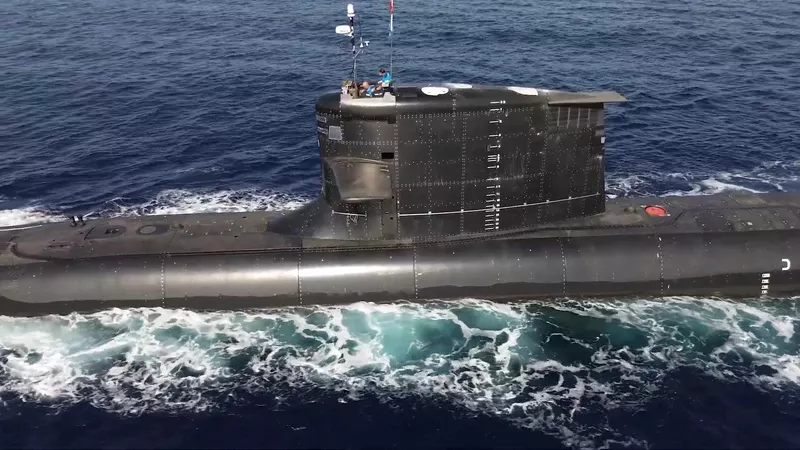 La primera navegaci�n del submarino S-82 "Narciso Monturiol"